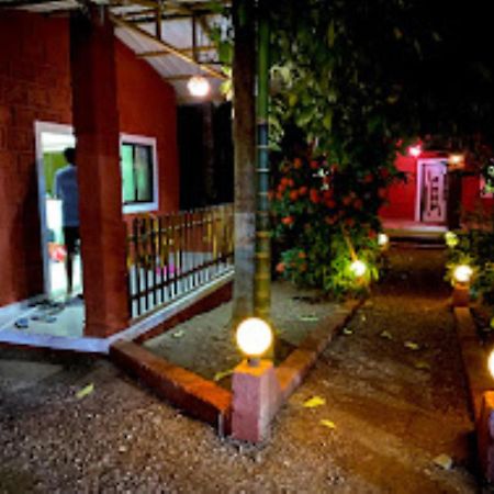 ホテル Sai Sadan Residency,Diveāgar エクステリア 写真